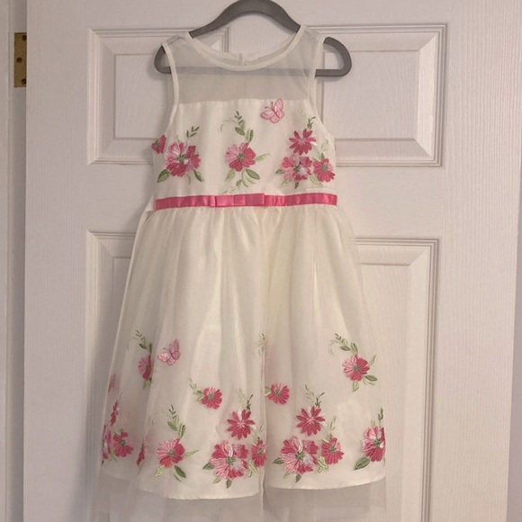Other - Gorgeous creamy white embroidered dress
